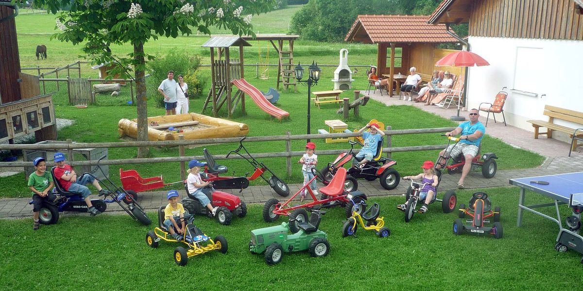 Spielplatz mit vielen Fahrzeugen - Urlaub Ferienhof Mayr